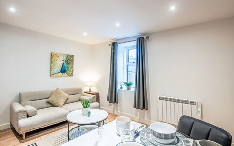 Fishertown Apartment: Møbel, Indretning, Gulvbelægning, Væg, Etage, Træ, Værelse, Loft, Lejlighed, Belysning