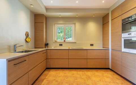 Manureva: Cabinetry, Gulvbelægning, Køkken, Countertop, Indretning, Træ, Etage, Køkken Apparat, Møbel, Skab