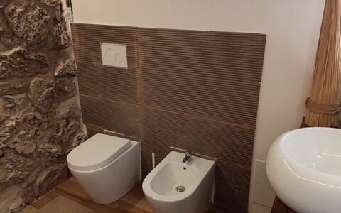 Borgo Incanto: Toiletbræt, Gulvbelægning, Væg, Etage, Sanitærarmatur, Toilet, Brun, Badeværelse, Vvs, Flise