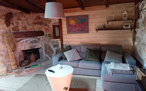 Borgo Incanto: Møbel, Indretning, Træ, Gulvbelægning, Etage, Stue, Værelse, Belysning, Bord, Stol
