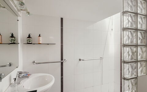 Men Gwenn: Indretning, Sanitærarmatur, Gulvbelægning, Vvs, Badeværelse, Loft, Flise, Glas, Design
