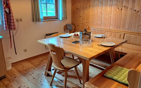 Simale: Møbel, Gulvbelægning, Træ, Indretning, Bord, Etage, Køkken & Spisebord, Spisestue, Trægulve, Bejdse