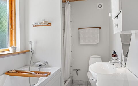 Elviira - 200M from the Sea: Badeværelse, Sanitærarmatur, Væg, Gulvbelægning, Indretning, Håndvask, Etage, Træ, Badeværelsesvask, Tap