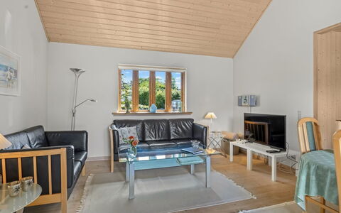 Elviira - 200M from the Sea: Møbel, Indretning, Gulvbelægning, Træ, Couch, Loft, Etage, Værelse, Stue, Belysning