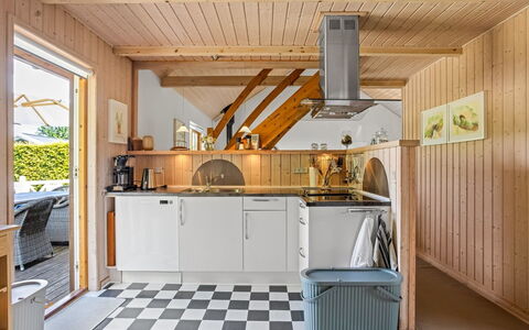 Elviira - 200M from the Sea: Gulvbelægning, Træ, Køkken, Indretning, Etage, Countertop, Møbel, Loft, Større Bandage, Køkken Apparat