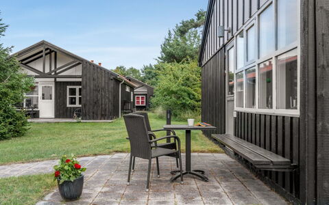Dorrit - 200M from the Sea: Indretning, Loft, Lejlighed, Gulvbelægning, Møbel, Etage, Værelse, Belysning, Hjem, Couch