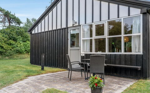 Dorrit - 200M from the Sea: Indretning, Loft, Lejlighed, Gulvbelægning, Møbel, Etage, Værelse, Belysning, Hjem, Couch