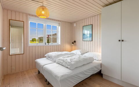 Hellevi - 900M from the Sea: Træ, Etage, Soveværelse, Hårdttræ, Loft, Planke, Seng, Bejdse, Trægulve, Bed Frame