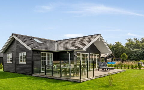 Hellevi - 900M from the Sea: Sidespor, Veranda, Garden Bygninger