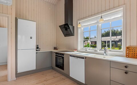Hellevi - 900M from the Sea: Gulvbelægning, Køkken, Træ, Etage, Indretning, Køkken Apparat, Countertop, Loft, Større Bandage, Cabinetry