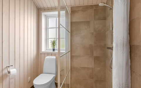 Hellevi - 900M from the Sea: Gulvbelægning, Etage, Væg, Toiletbræt, Træ, Toilet, Sanitærarmatur, Badeværelse, Indretning, Vvs