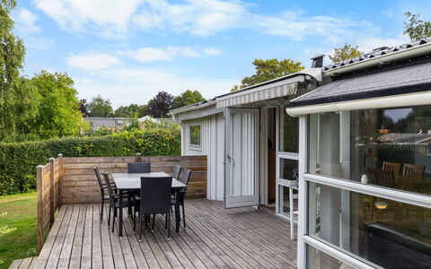 Tanita - 450M from the Sea: Hjem, Tag, Hus, Dør, Sommerhus, Skygge, Have, Bunddække, Veranda, Gård