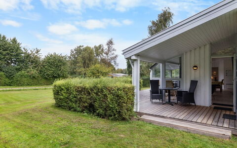 Tanita - 450M from the Sea: Hjem, Tag, Hus, Dør, Sommerhus, Skygge, Have, Bunddække, Veranda, Gård