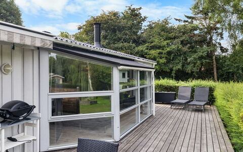 Tanita - 450M from the Sea: Hjem, Tag, Hus, Dør, Sommerhus, Skygge, Have, Bunddække, Veranda, Gård