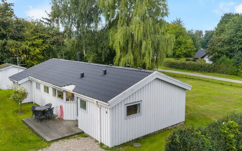Tanita - 450M from the Sea: Hjem, Tag, Hus, Dør, Sommerhus, Skygge, Have, Bunddække, Veranda, Gård