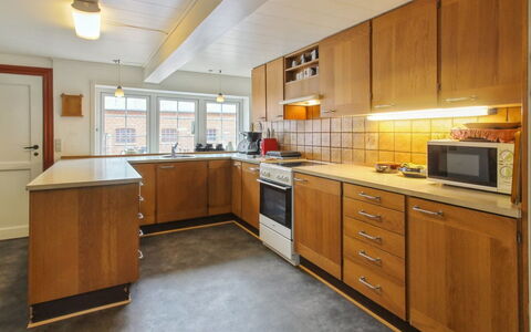 Henrieke - 10Km from the Sea: Køkken, Countertop, Gulvbelægning, Køkken Apparat, Cabinetry, Træ, Større Bandage, Etage, Indretning, Loft