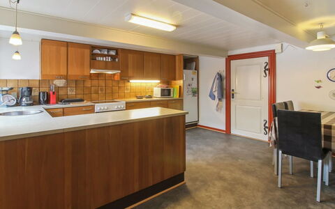 Henrieke - 10Km from the Sea: Indretning, Gulvbelægning, Møbel, Etage, Træ, Loft, Countertop, Køkken, Cabinetry, Værelse