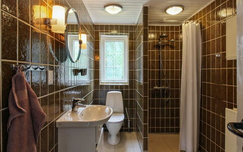 Henrieke - 10Km from the Sea: Badeværelse, Sanitærarmatur, Væg, Badeværelsesvask, Indretning, Gulvbelægning, Håndvask, Etage, Loft, Tap