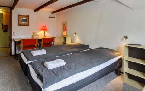 Henrieke - 10Km from the Sea: Soveværelse, Seng, Bed Frame, Sengetøj, Sengetøj, Sengetøj, Billedramme, Hotel, Lampe, Suite
