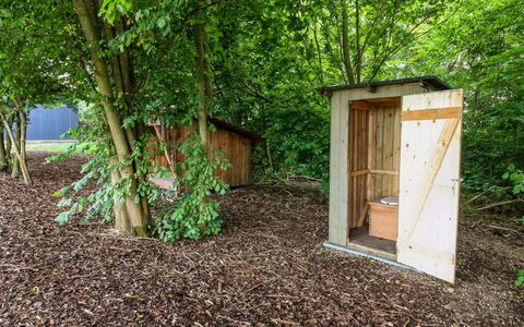 Henrieke - 10Km from the Sea: Blad, Træ, Bagagerum, Bunddække, Vedplante, Naturmateriale, Jord, Have, Backyard, Outhouse