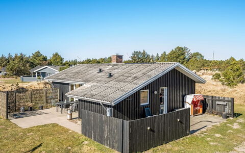 Sinikka - 900M from the Sea: Hjem, Tag, Hus, Dør, Sommerhus, Skygge, Have, Bunddække, Veranda, Gård