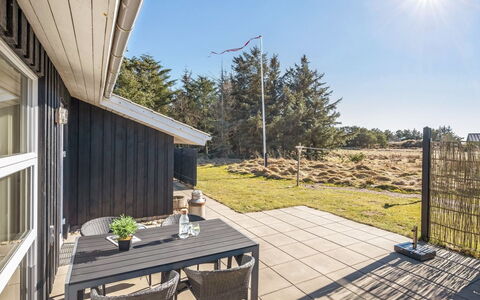 Sinikka - 900M from the Sea: Hjem, Tag, Hus, Dør, Sommerhus, Skygge, Have, Bunddække, Veranda, Gård