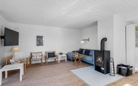 Sinikka - 900M from the Sea: Hjem, Tag, Hus, Dør, Sommerhus, Skygge, Have, Bunddække, Veranda, Gård