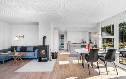 Sinikka - 900M from the Sea: Hjem, Tag, Hus, Dør, Sommerhus, Skygge, Have, Bunddække, Veranda, Gård