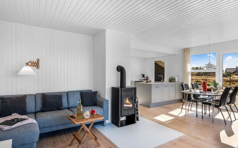 Sinikka - 900M from the Sea: Hjem, Tag, Hus, Dør, Sommerhus, Skygge, Have, Bunddække, Veranda, Gård