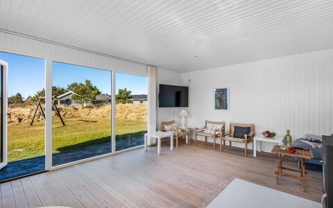 Sinikka - 900M from the Sea: Hjem, Tag, Hus, Dør, Sommerhus, Skygge, Have, Bunddække, Veranda, Gård