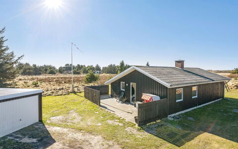 Sinikka - 900M from the Sea: Hjem, Tag, Hus, Dør, Sommerhus, Skygge, Have, Bunddække, Veranda, Gård