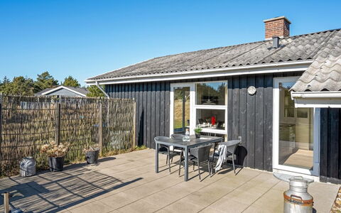 Sinikka - 900M from the Sea: Hjem, Tag, Hus, Dør, Sommerhus, Skygge, Have, Bunddække, Veranda, Gård
