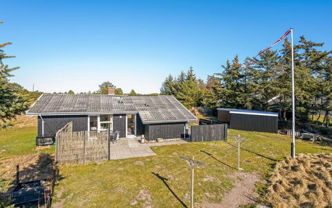 Sinikka - 900M from the Sea: Hjem, Tag, Hus, Dør, Sommerhus, Skygge, Have, Bunddække, Veranda, Gård