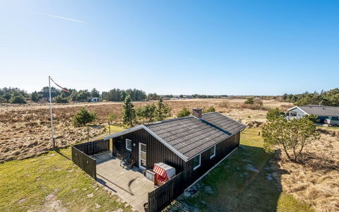 Sinikka - 900M from the Sea: Hjem, Tag, Hus, Dør, Sommerhus, Skygge, Have, Bunddække, Veranda, Gård