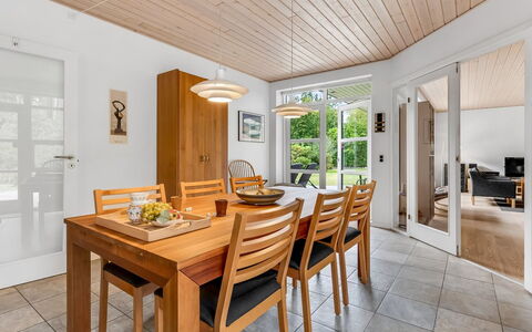 Jyrki - 100M from the Sea: Møbel, Indretning, Gulvbelægning, Etage, Træ, Spisestue, Loft, Bord, Stol, Trægulve