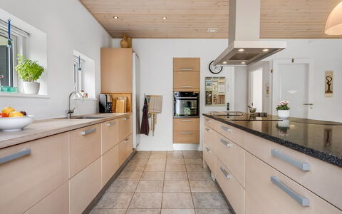 Jyrki - 100M from the Sea: Køkken, Countertop, Cabinetry, Møbel, Gulvbelægning, Indretning, Køkken Apparat, Træ, Etage, Lysarmatur