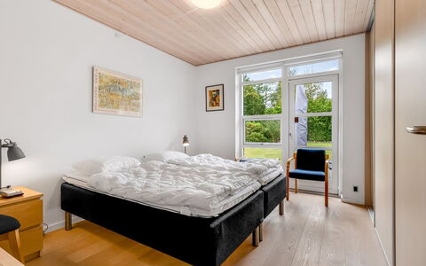 Jyrki - 100M from the Sea: Træ, Indretning, Seng, Soveværelse, Etage, Loft, Gulvbelægning, Møbel, Hjem, Sengetøj
