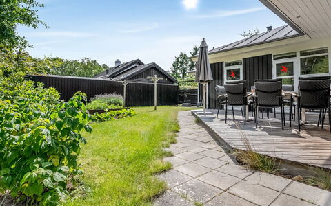 Jyrki - 100M from the Sea: Hus, Tag, Hjem, Boligområde, Arkitektur, Busk, Have, Land Lot, Sommerhus, Bunddække