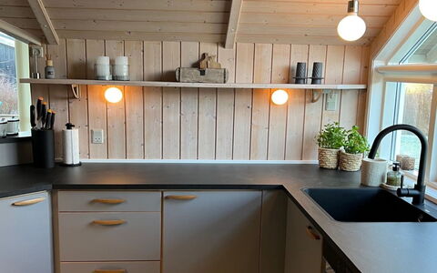 Mieka - 500M from the Sea: Træ, Gulvbelægning, Indretning, Køkken, Countertop, Lysarmatur, Belysning, Etage, Cabinetry, Køkken Apparat