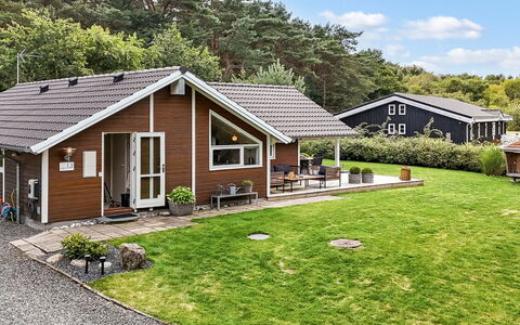 Mieka - 500M from the Sea: Hus, Hjem, Tag, Sommerhus, Sidespor, Estate, Garden Bygninger, Veranda, Indkørsel, Lawn