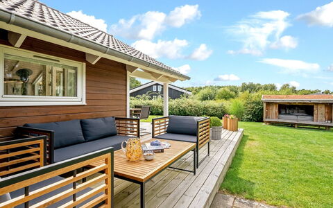 Mieka - 500M from the Sea: Sommerhus, Backyard, Gård, Garden Bygninger, Skur, Sidespor, Udendørs Møbler, Bjælkehytte, Udendørs Struktur, Hytte