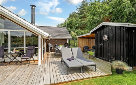 Mieka - 500M from the Sea: Sommerhus, Backyard, Gård, Garden Bygninger, Skur, Sidespor, Udendørs Møbler, Bjælkehytte, Udendørs Struktur, Hytte