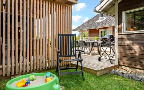 Mieka - 500M from the Sea: Sommerhus, Backyard, Gård, Garden Bygninger, Skur, Sidespor, Udendørs Møbler, Bjælkehytte, Udendørs Struktur, Hytte