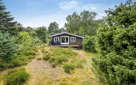 Jarno - 150M from the Sea: Indretning, Loft, Lejlighed, Gulvbelægning, Møbel, Etage, Værelse, Belysning, Hjem, Couch