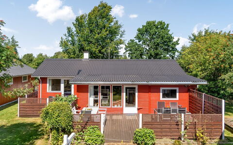 Sallie - 500M to the Fjord: Vindue, Hus, Tag, Hjem, Busk, Boligområde, Sommerhus, Have, Dør