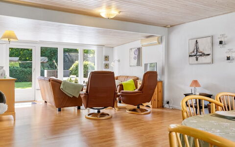 Sallie - 500M to the Fjord: Møbel, Indretning, Gulvbelægning, Etage, Træ, Loft, Couch, Stue, Trægulve, Stol