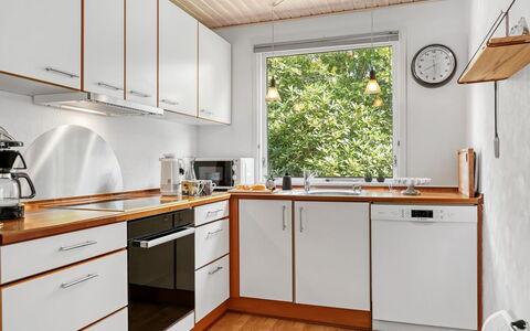 Sallie - 500M to the Fjord: Køkken, Køkken Apparat, Countertop, Træ, Indretning, Gulvbelægning, Større Bandage, Cabinetry, Møbel, Køkkenvask