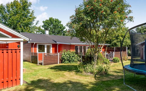 Sallie - 500M to the Fjord: Hus, Hjem, Sommerhus, Lawn, Skygge, Have, Gård, Sidespor, Landscaping, Backyard