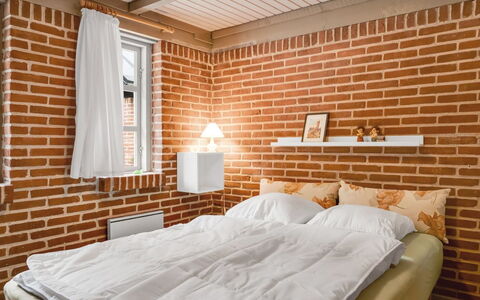 Hilaria - 2.1Km from the Sea: Seng, Soveværelse, Væg, Sengetøj, Sengetøj, Indretning, Mursten, Bed Frame, Møbel, Sengetøj