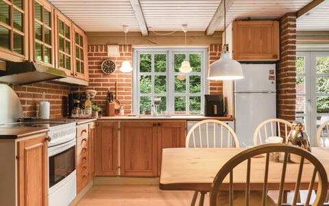 Hilaria - 2.1Km from the Sea: Køkken, Møbel, Countertop, Indretning, Gulvbelægning, Træ, Cabinetry, Køkken Apparat, Loft, Lysarmatur